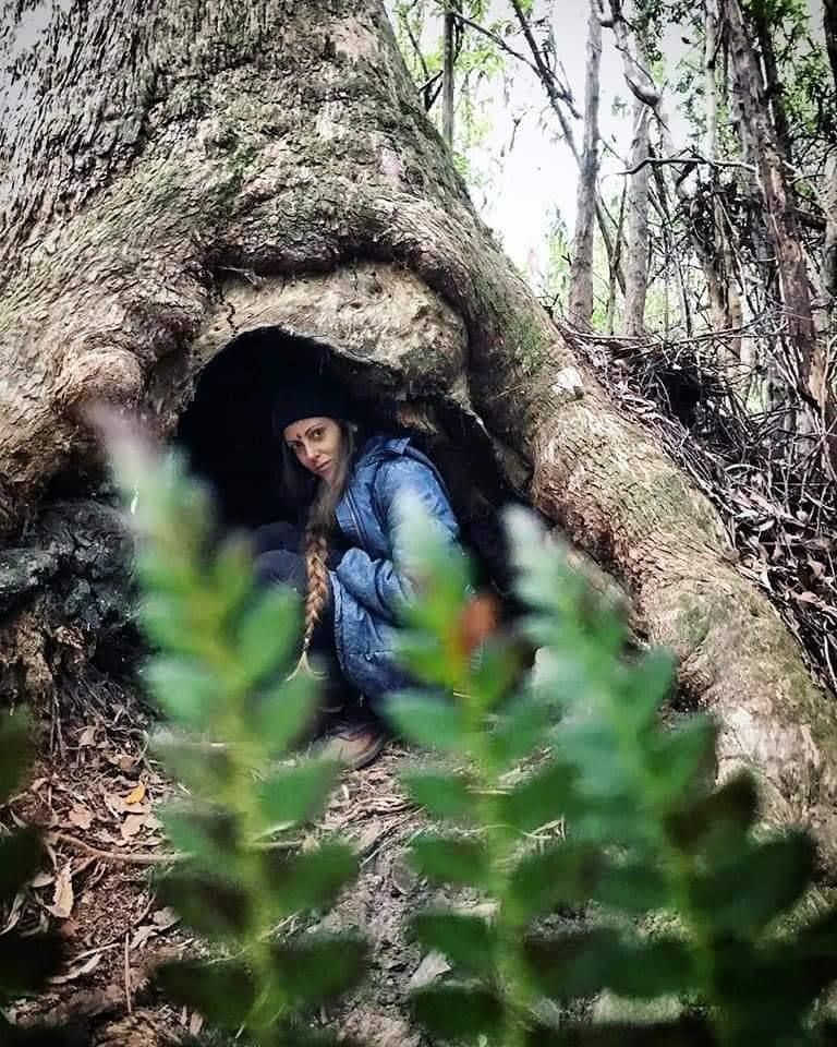 Michela inside the hollow of an ancient tree — Cammina con l'Elfo